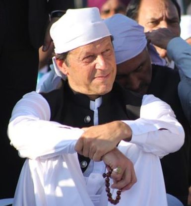 Imran Khan with rosary at Kartarpur Sahib