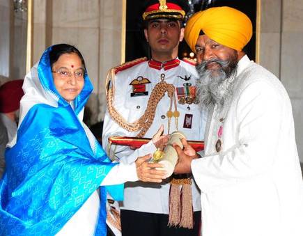 Nirmal Singh Khalsa receiving Padamshri from Indian President Pratibha Patil