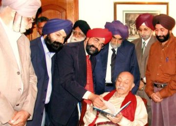 Khajinder Singh presenting History of Afghan Sikhs book to Afghan King Zakir Shah