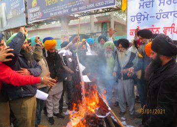 Dal Khalsa activists burning farm laws 2