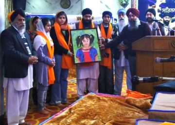 Gurleen Kaur presents Tanya Kaur painting to her family