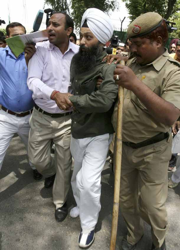 Police remove Jarnail Singh from press conference venuee of news conference in New Delhi