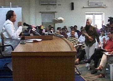 Jarnail Singh throwing shoe