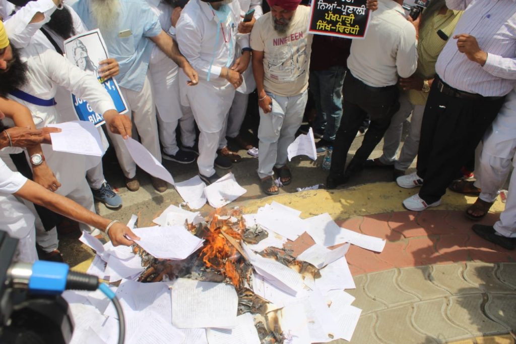 Sikh bodies burn Punjab & Haryana High Court order regarding desecration of Guru Granth Sahib 3