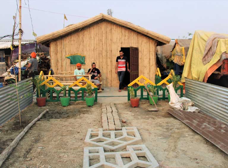 The mud house that Jatinder SIngh built at Singhu border