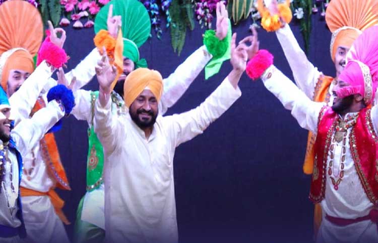 Charanjeet-Singh-Channi- doing bhangra