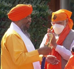 Jathedar Patna Sahib bestowing Siropa on Narendra Modi