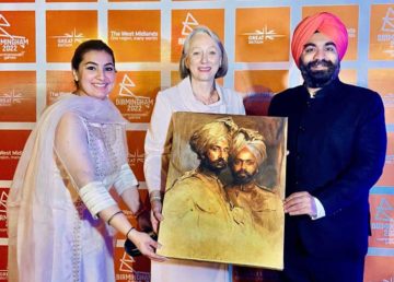 Harjinder Singh Kukreja presenting painting to Deputy High Commissioner, UK in Chandigarh