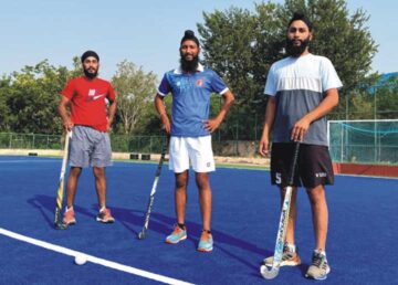 Sikligars playing Hockey