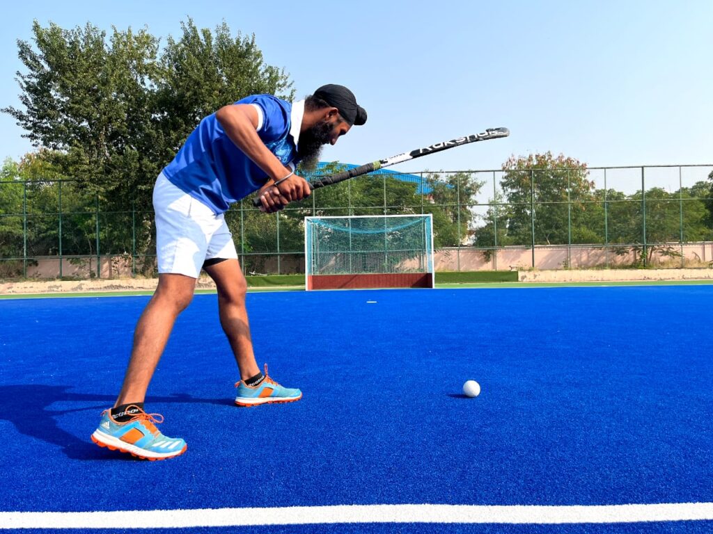 Saabat Soorat Sikligar Sikh playing Hockey